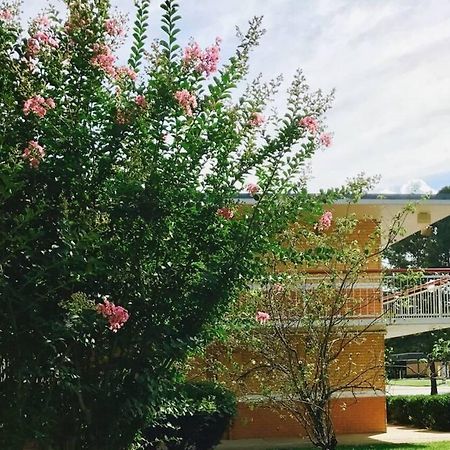 Milan Inn & Suites Exterior foto